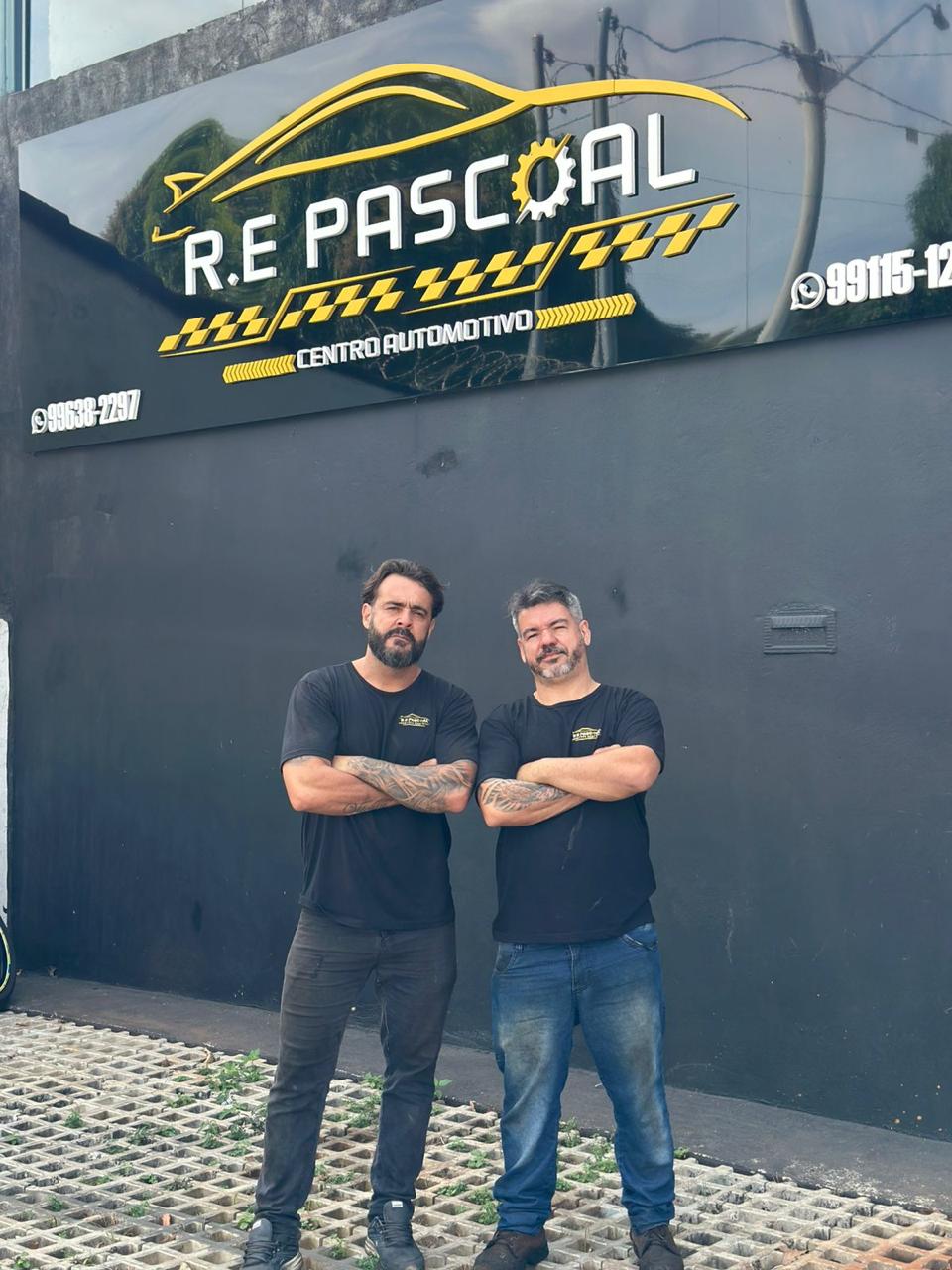 Fundadores da R.E. Pascoal Centro Automotivo em frente à oficina